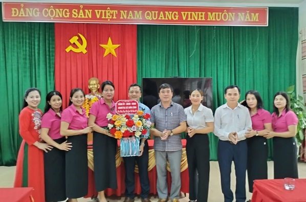 Hoạt động tri ân ngày Nhà giáo Việt Nam của cấp ủy Đảng, Chính quyền xã Sơn Lĩnh.